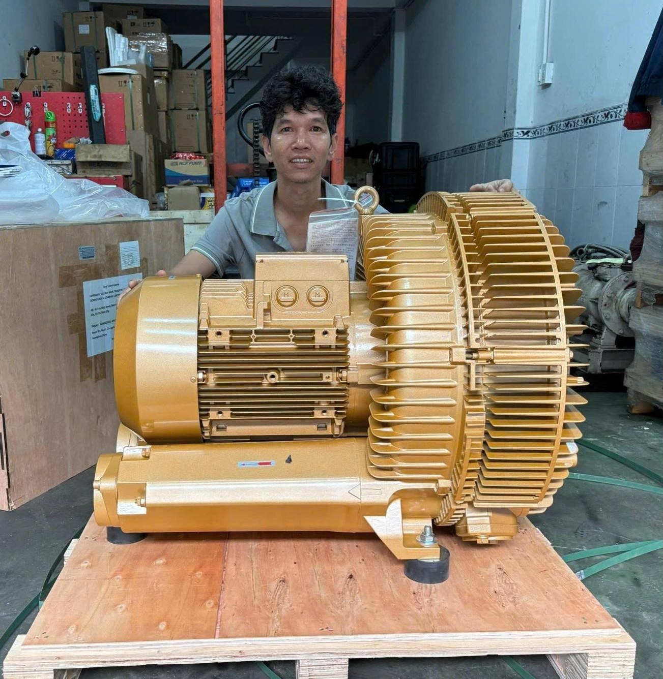Máy thổi khí con sò Goorui 2 tầng cánh tại kho Sóng Vàng